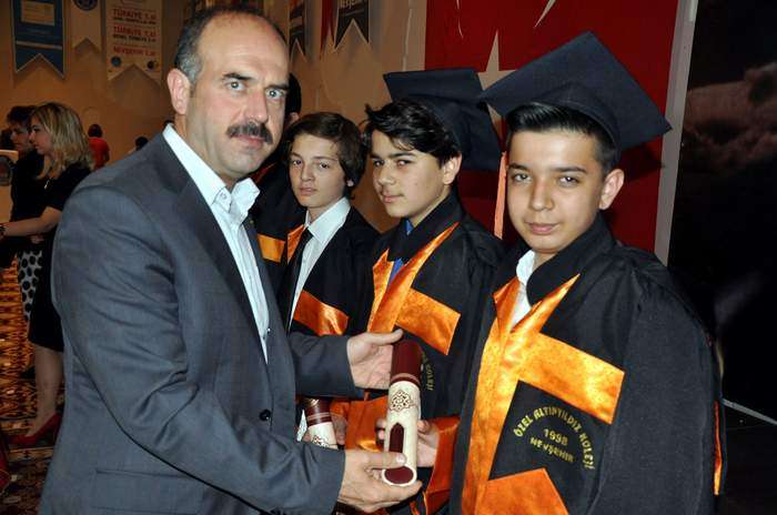 AK Parti Milletvekilleri &Ouml;ğrencilerin Mezuniyet Sevincine Ortak Oldular