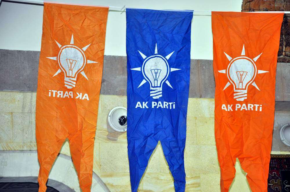 Ak Parti Bayraklarına Hiç Dikkat Edilmiyor Mu?
