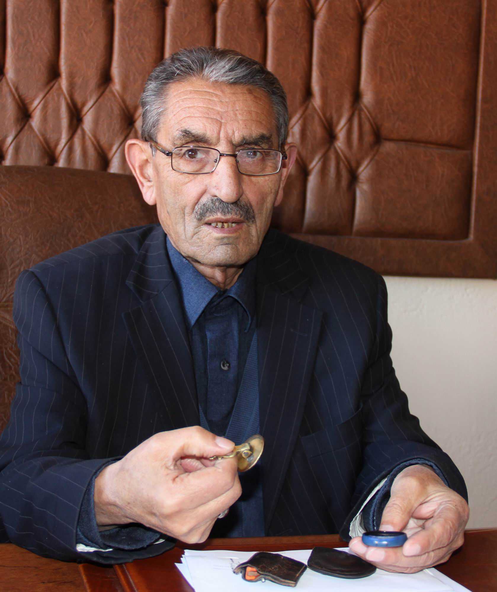 MUHTARLIK MÜHRÜNÜ 48 YILDIR BIRAKMIYOR