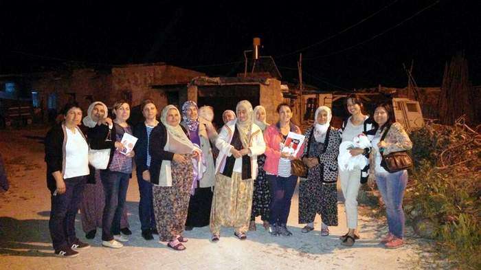 CHP’li Kadınlar Gece Gündüz Demeden Köyleri Geziyorlar