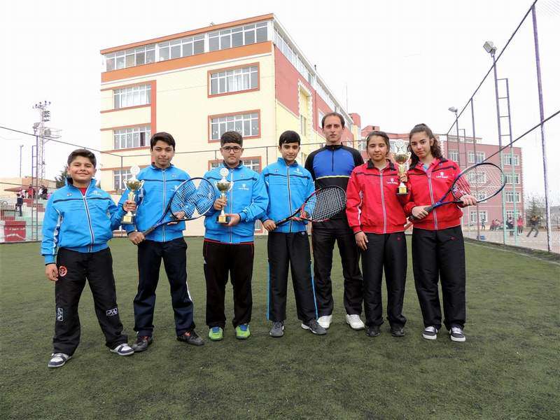 Lara Koleji Kort Tenisinde 3 Kupa Kazandı