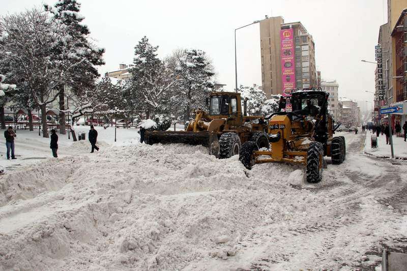Nevşehir’de Karlar Kamyonlarla Taşınıyor