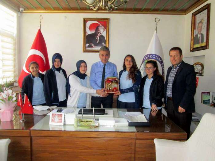 Öğrencilerden Özkonak Belediye Başkanı Yürekli’ye Anlamlı Hediye