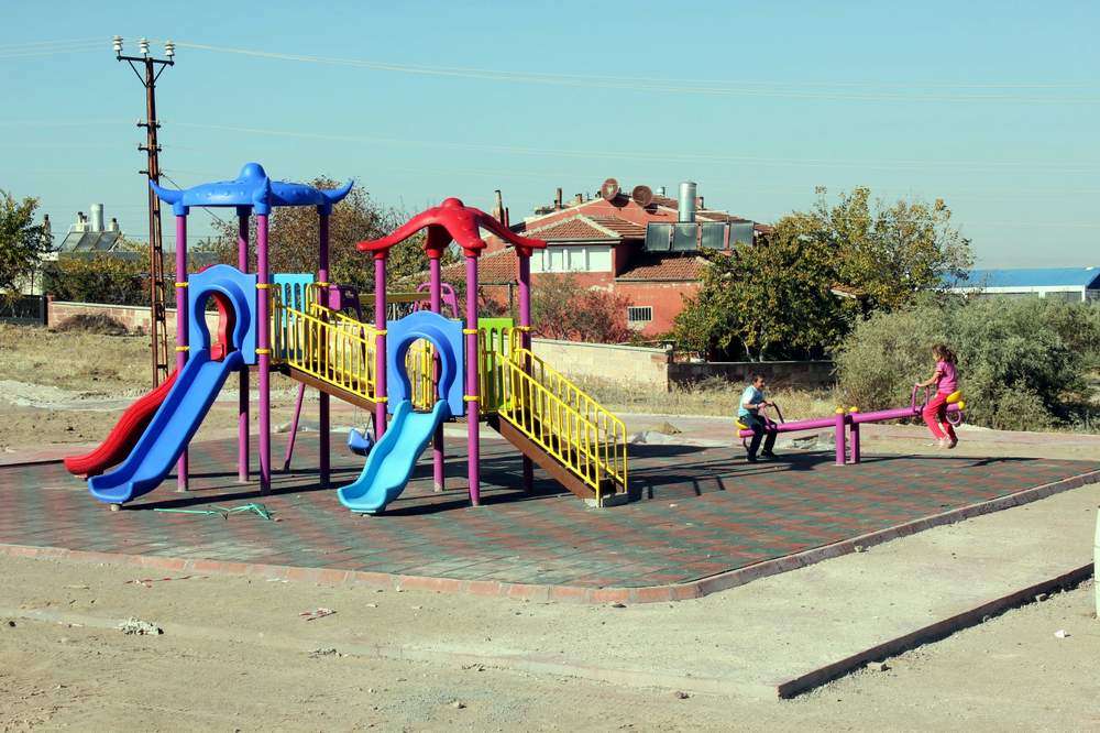 YENİ  TOKİ BLOKLARINDA    ÇOCUK OYUN  ALANI VE DİNLENME PARKI 