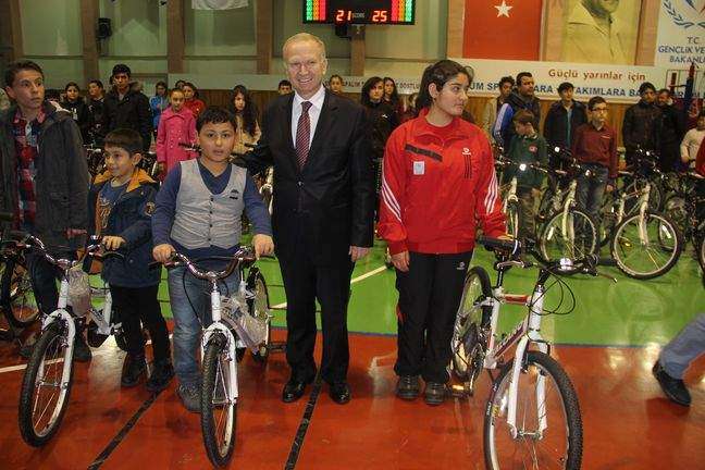 Sporculara Karne Hediyesi Olarak Bisiklet Verildi