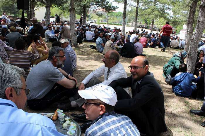 Tekiner, Özkonak’ta Şükür Yemeğine Katıldı