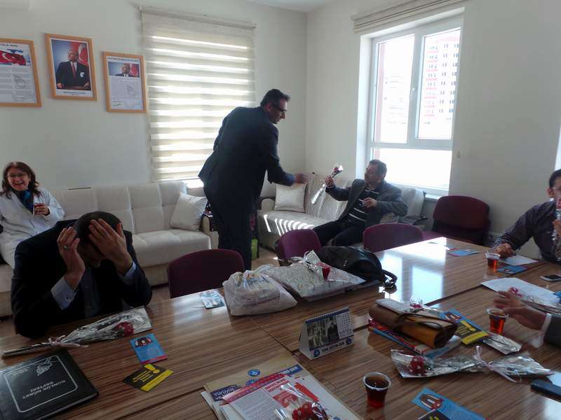 Türk Eğitim Sen Nevşehir Şubesi Bu Hafta Okullarda Gül Dağıtıyor