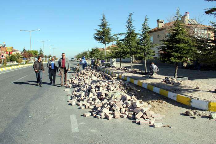 Uçhisar Belediyesi, Atatürk Bulvarı’nda Kaldırım Düzenleme Ve Duvar Çalışmalarını Tamamlıyor