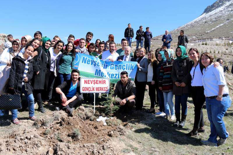 Üniversite Gönül Elçileri Olarak Fidanları Toprakla Buluşturdu