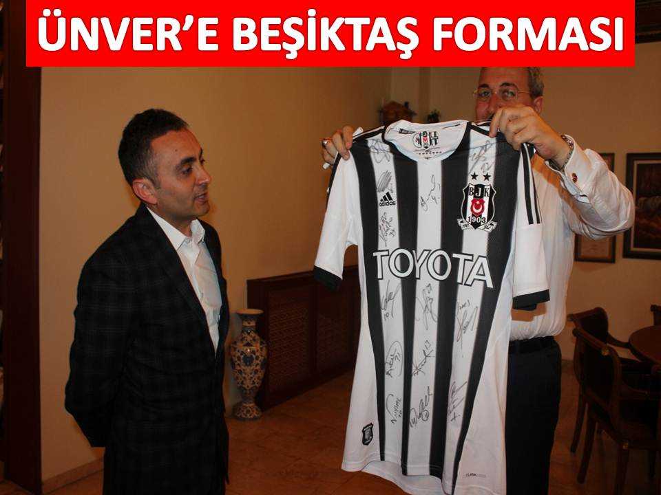 &Uuml;nver&rsquo;e Beşiktaşlı Futbolcuların İmzaladığı Forma Hediye Edildi