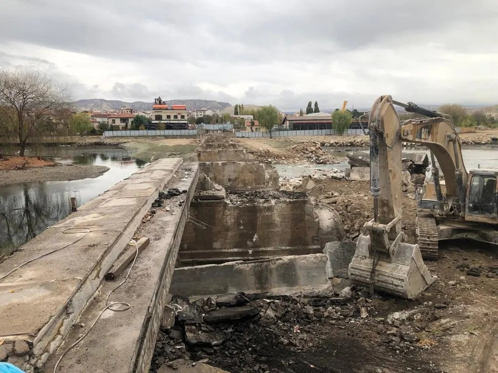 Avanos’ta tarihi taş köprüde çalışmalar devam ediyor
