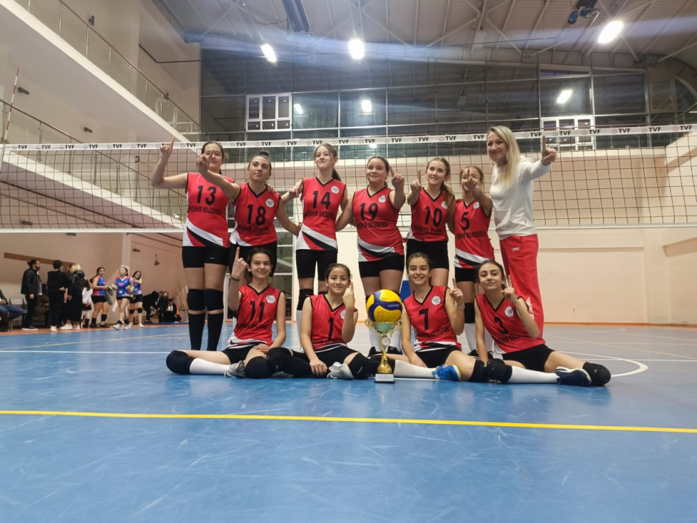 Nevşehir Belediyesi midi kızlar voleybol takımında şampiyon oldu