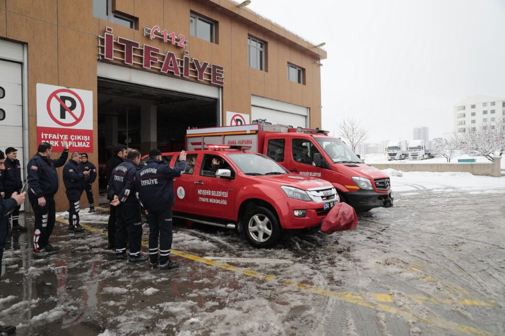 Nevşehir Belediyesi’nden 2 araç ve 9 arama kurtarma personeli deprem bölgesine gitti