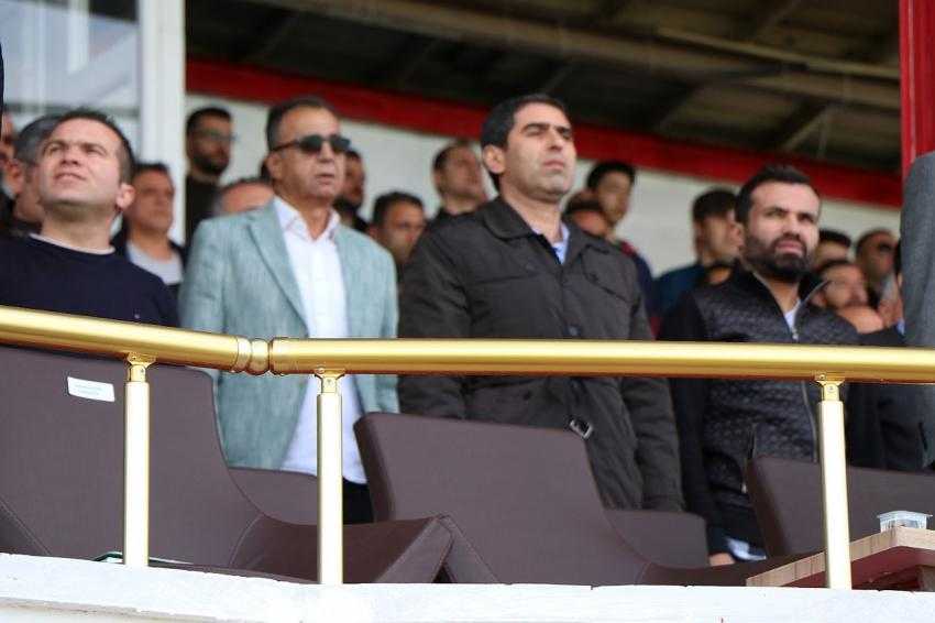 Do&ccedil;. Dr. &Ouml;zg&uuml;r &Ouml;zdemir, &Uuml;rg&uuml;pspor&rsquo;a forma hediye etti