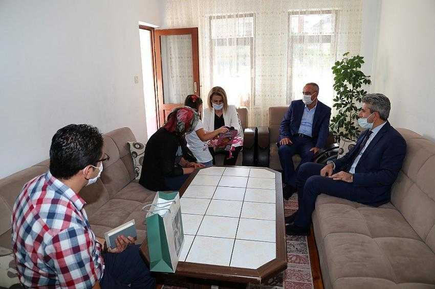 Vali Sezer Becel, yardıma muhtaç aileleri ziyaret etmeye devam ediyor 